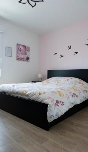 une chambre avec un lit avec un couvre-lit fleuri dans l'établissement Appt T3 Résidence La Belle Eugénie, à Berck-sur-Mer