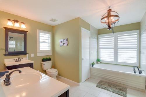 Virginia PointにあるBoat Slip and Decks Waterfront Gem Near Galveston!の洗面台、浴槽、トイレを備えたバスルーム