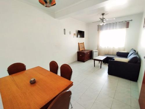 una sala de estar con una mesa y un sofá en Fuseta Mel Rooftop Ocean view, en Fuseta