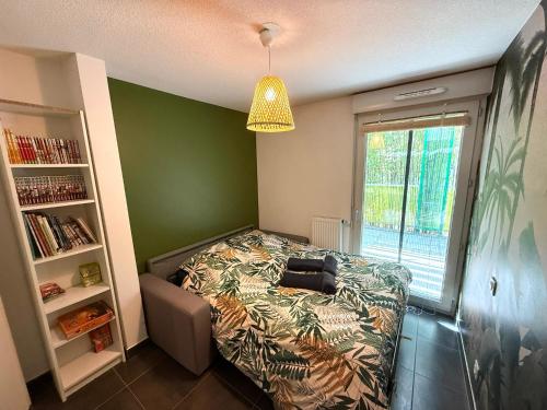 une chambre avec un lit et une étagère dans l'établissement Cosy T3 - 70 m2 -Montpellier centre ville - Parking, à Montpellier
