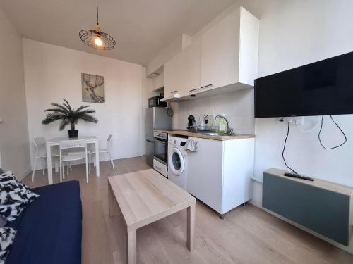 un petit appartement avec une cuisine et un salon dans l'établissement Séjour famille ou pro accès rapide St-Lazare, à Argenteuil