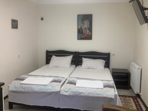 Una cama o camas en una habitación de White House Chakvi