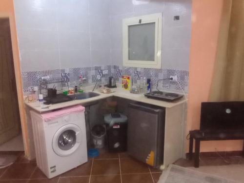 Kuchyň nebo kuchyňský kout v ubytování ALHASANI APARTMENT