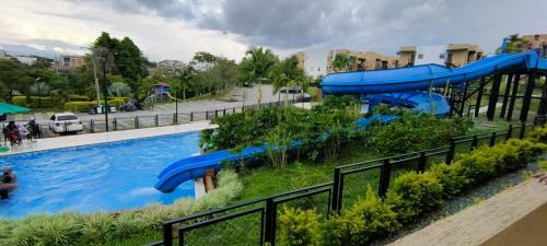 La alberca dentro o cerca de Apartasol 204A - Jacuzzi, piscinas, wifi para 6 personas en La Tebaida, Quindío