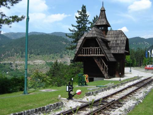 a small building next to a train track at Konačište Osmica in Mokra Gora