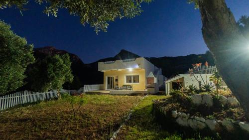 a white house with a fence in front of it at El Olivar - Casa Rural - Ain Zarka - عين الزرقاء in Tetouan
