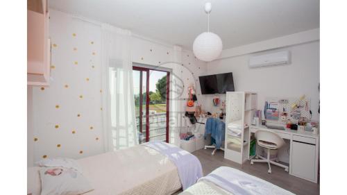 una camera da letto con un letto e una scrivania in una stanza di Private Pool Luxury Barreiro VIlla a Barreiro