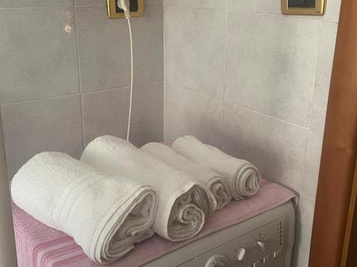 Una pila de toallas sobre un mostrador en un baño. en B&B LA Sara INDIRIZZO VIA SERAFINO CALINDRI N 1, en Bolonia