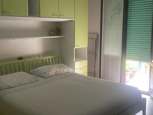 un dormitorio con una cama y una ventana en B&B LA Sara INDIRIZZO VIA SERAFINO CALINDRI N 1, en Bolonia