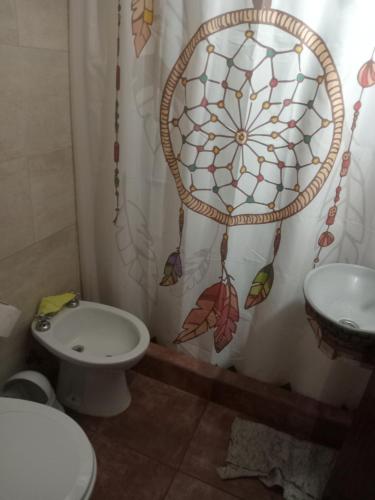 ein Badezimmer mit Toilette und Duschvorhang in der Unterkunft Sol y Playa in Mar del Plata