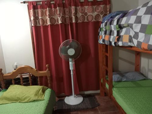 ein Schlafzimmer mit einem Ventilator und einem Etagenbett in der Unterkunft Sol y Playa in Mar del Plata