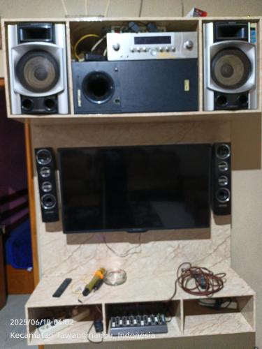 a set of speakers and a computer on a shelf at Samara homestay in Mantaak