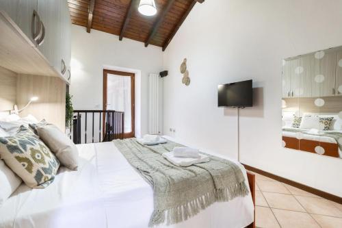 Ένα ή περισσότερα κρεβάτια σε δωμάτιο στο LAKE HOUSE - Baveno centro Casa indipendente con area esterna - Wifi
