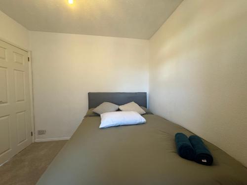Postel nebo postele na pokoji v ubytování UB9 Denham Serviced Accommodation