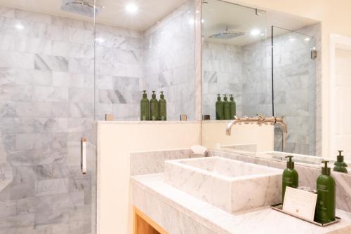 Un baño de Calamigos Guest Ranch and Beach Club