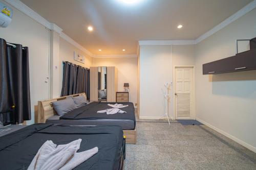 a bedroom with two beds in a room at Blue Pool Villa Jomtien / 350m to beach / Big Pool with Slider in Jomtien Beach