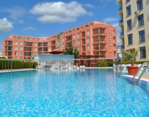 Swimming pool sa o malapit sa Rainbow 2 Holiday Complex