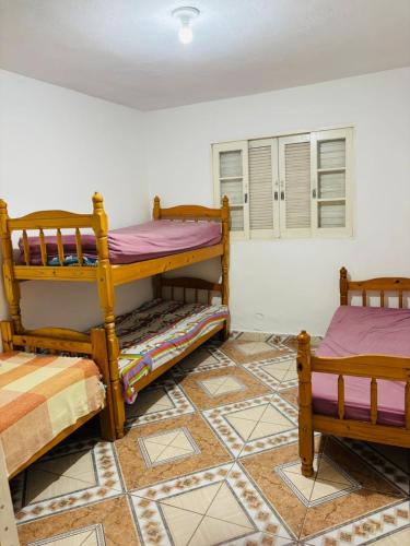 Katil atau katil-katil dalam bilik di Casa de campo com piscina em condomínio.