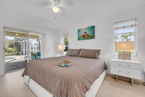 una camera con un letto e un vassoio di Villa Samba a Cape Coral