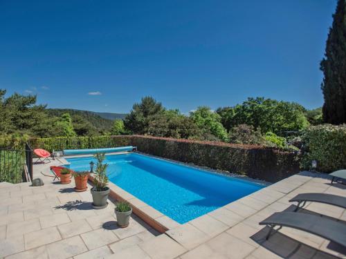 une piscine dans l'arrière-cour d'une maison dans l'établissement La Bergeronnette, à Tourtour