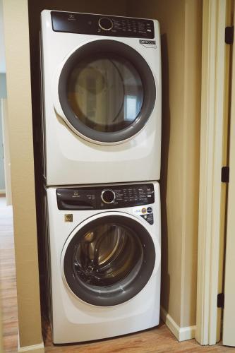 Gambar di galeri bagi Lakeshore Lodging Apartment E di Homer