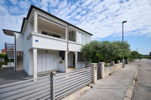 Apartments with swimming pool Umag - 24680