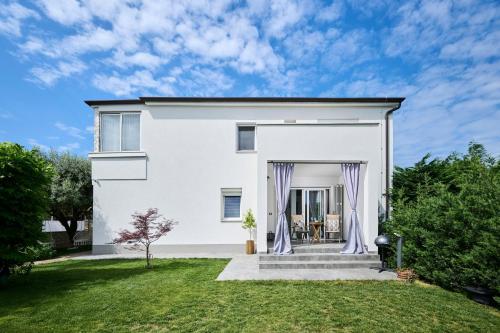 Apartments with swimming pool Umag - 24680
