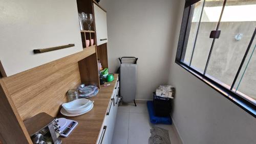 皮拉伊河畔巴拉Casa em Ipiabas的一个带柜台和窗户的小厨房