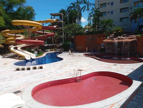 um parque aquático com escorrega e piscina em Suíte Lari em Caldas Novas