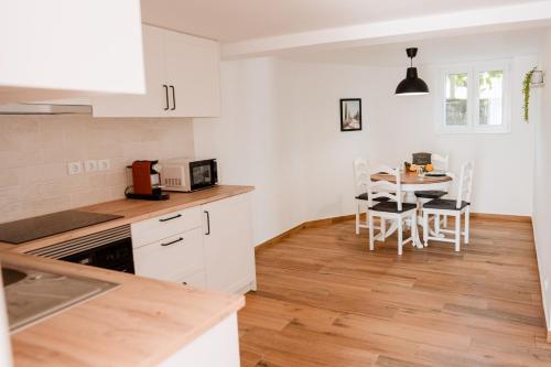 a kitchen and dining room with a table and chairs at Casa da Teresa in Luso