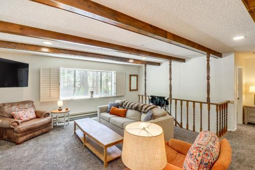 Χώρος καθιστικού στο Spacious Decks Family Pinetop Country Club Home