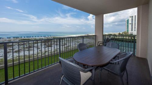 un balcon avec une table et des chaises et l'océan dans l'établissement Phoenix X 303 condo, à Orange Beach