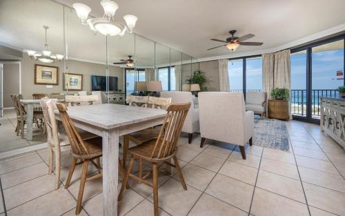 une salle à manger et un salon avec une table et des chaises dans l'établissement Phoenix X 303 condo, à Orange Beach