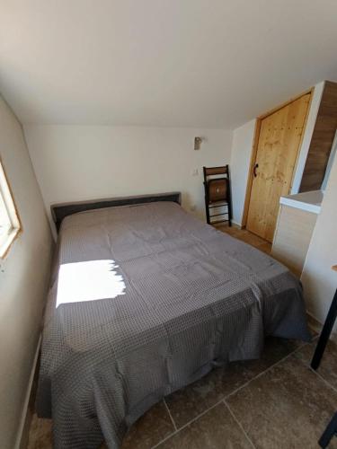 une chambre avec un lit dans une pièce dans l'établissement L'essentiel, Arles, à Arles