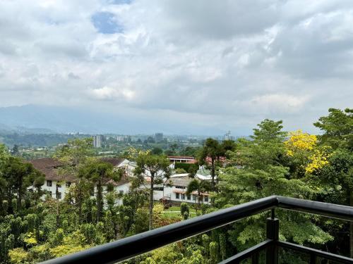 a view of a city from a balcony at Acogedor Refugio Céntrico con Parking Privado in Armenia