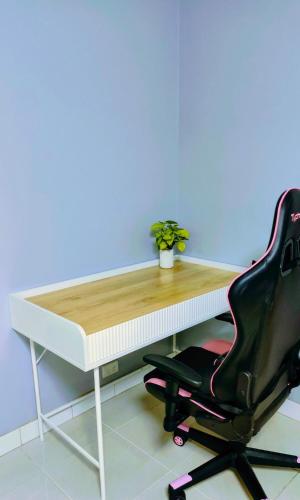 a desk and a chair with a plant on it at Helen's Cosy House In Miller in Mount Pritchard
