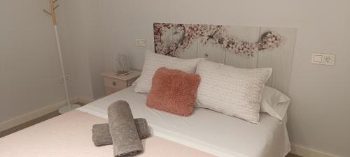 アギラスにあるFrente al marの枕が置かれたベッドのある寝室