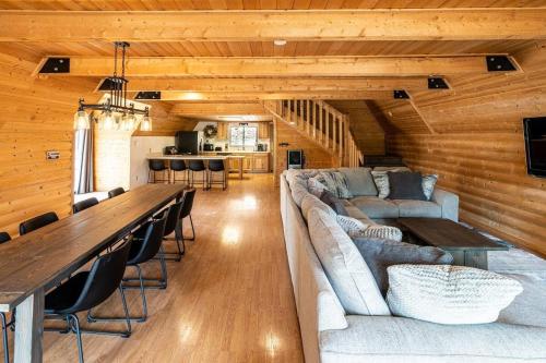 sala de estar con sofá largo y mesa en Meadow View Retreat!, en Duck Creek Village