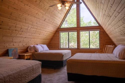 Habitación en el ático con 2 camas y ventana en Meadow View Retreat!, en Duck Creek Village