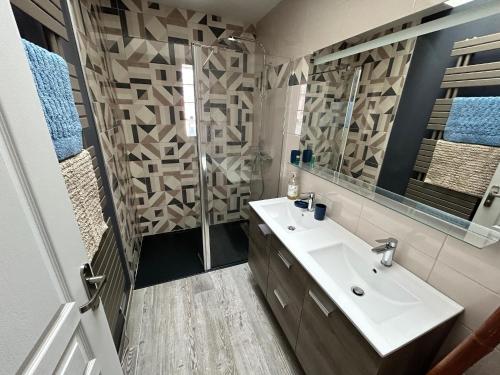une salle de bain avec un lavabo et une douche dans l'établissement Holiday Home in Normandy near Sandy Beach, à Saint Martin de Brehal