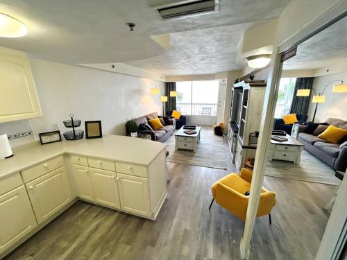 Kuchyň nebo kuchyňský kout v ubytování Direct Oceanfront 1 bedroom w/kitchen & balcony