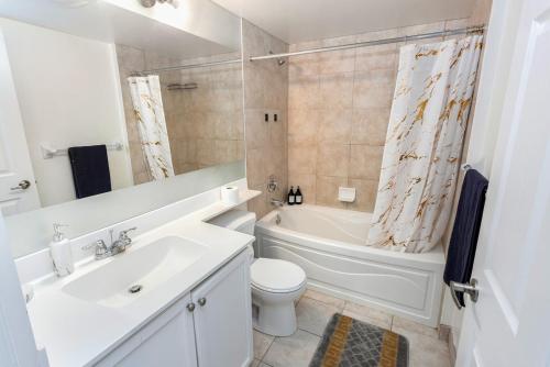 Ένα μπάνιο στο Stylish 2BR with Great View! Steps from Square One