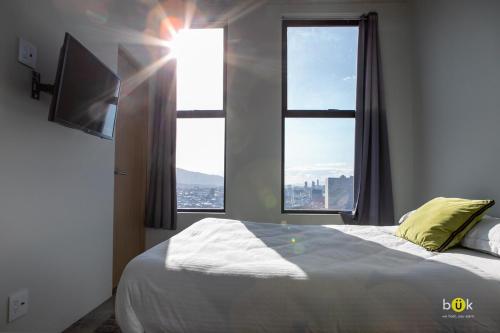 Giường trong phòng chung tại Sunset view URBN Studio 16th floor