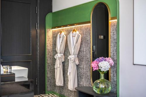 un bagno con specchio e vaso di fiori di Chenfeng Hotel Jingdezhen Taoyangli People's Square Branch a Jingdezhen