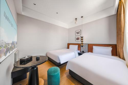 Chenfeng Hotel Jingdezhen Taoyangli People's Square Branchにあるベッド