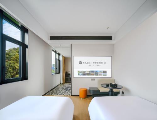 Chenfeng Hotel Jingdezhen Taoyangli People's Square Branchにあるベッド
