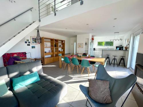 un salon avec un canapé et une table dans l'établissement Maison spacieuse 3 ch. avec jardin, proche du centre, parking, WIFI - FR-1-231-198, à Bretignolles-sur-Mer