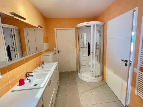 une salle de bain avec un lavabo et une douche dans l'établissement Maison spacieuse 3 ch. avec jardin, proche du centre, parking, WIFI - FR-1-231-198, à Bretignolles-sur-Mer