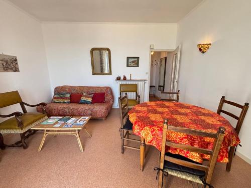 un salon avec un lit et un canapé dans l'établissement Charmant appart centre-ville avec vue mer - FR-1-197-196, à Les Sables-dʼOlonne