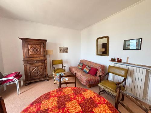 une chambre avec un lit, un canapé et une chaise dans l'établissement Charmant appart centre-ville avec vue mer - FR-1-197-196, à Les Sables-dʼOlonne